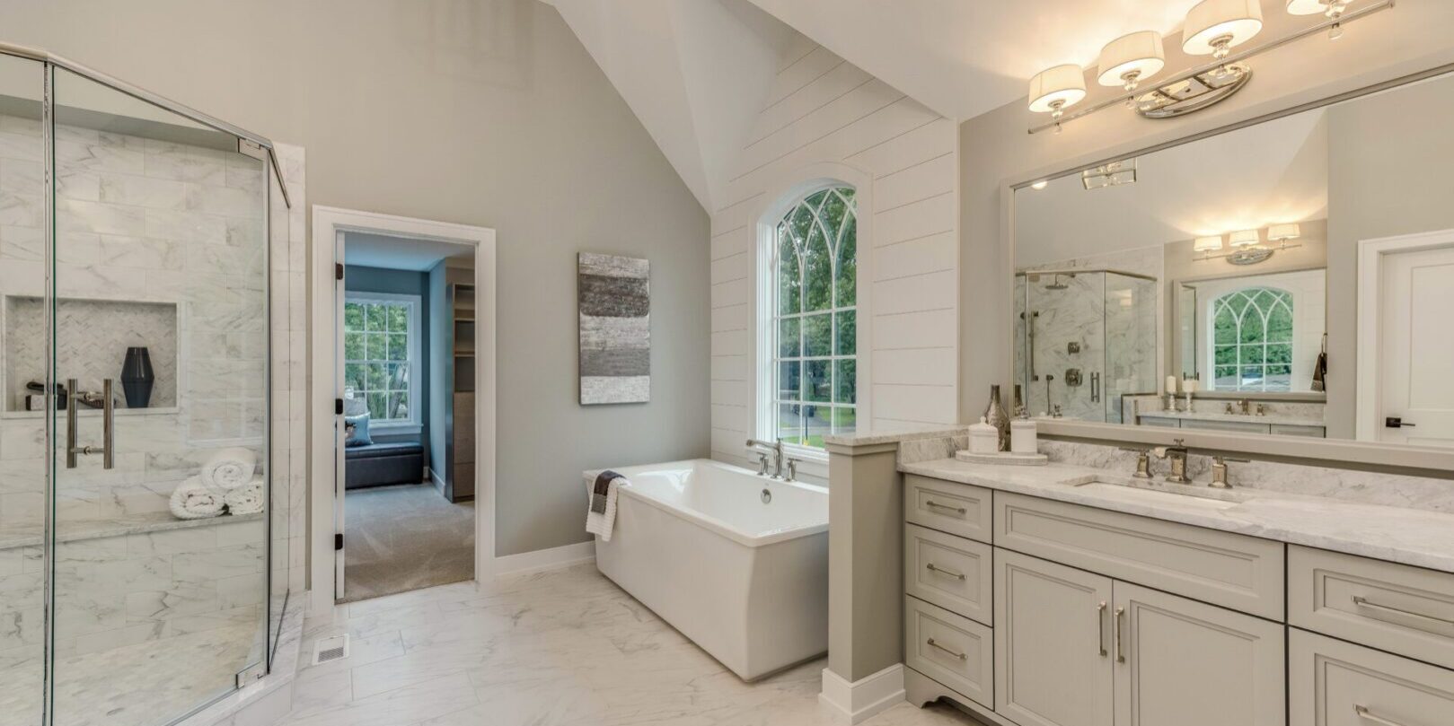 Master bathroom with high ceiling and big shower Spacious modern bathroom with elegant design.